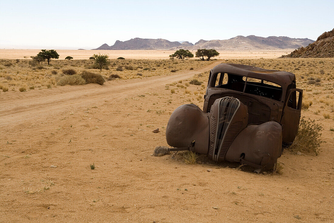 Altes verlassenes Auto am Rande einer unbefestigten Straße, Aus, Karas Region, Namibia