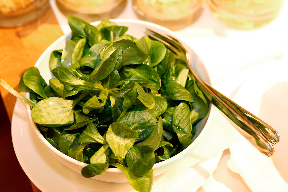 Großaufnahme von Salat im Restaurant