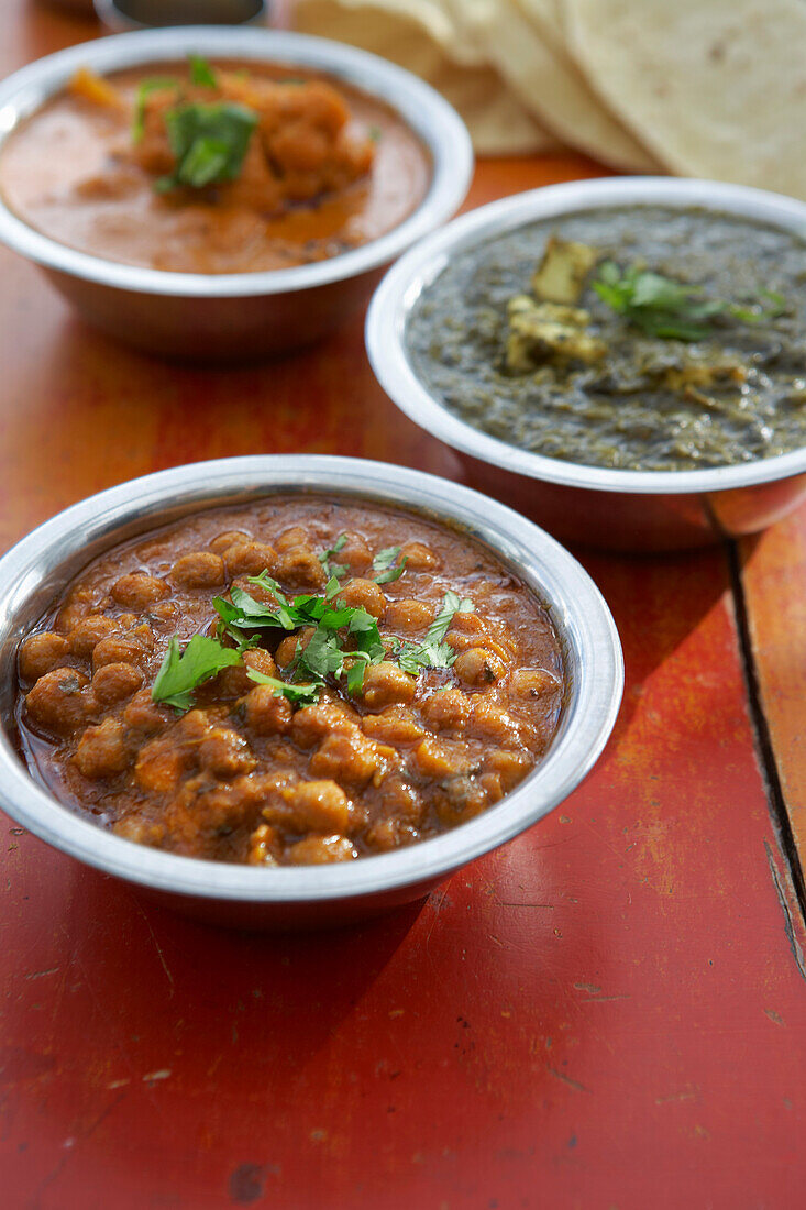 Chana Masala, Saag Paneer, Gemüse Makhani, Papadum, und Chapati