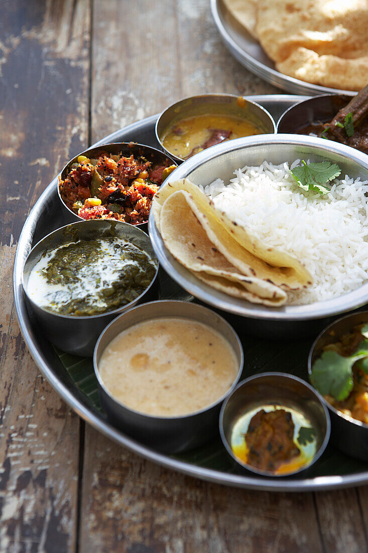 Thali, Kadai Bhindi, Gemischtes Gemüsecurry, Sambhar, Saag Paneer, Payasam, Mixed Pickle und Chapati