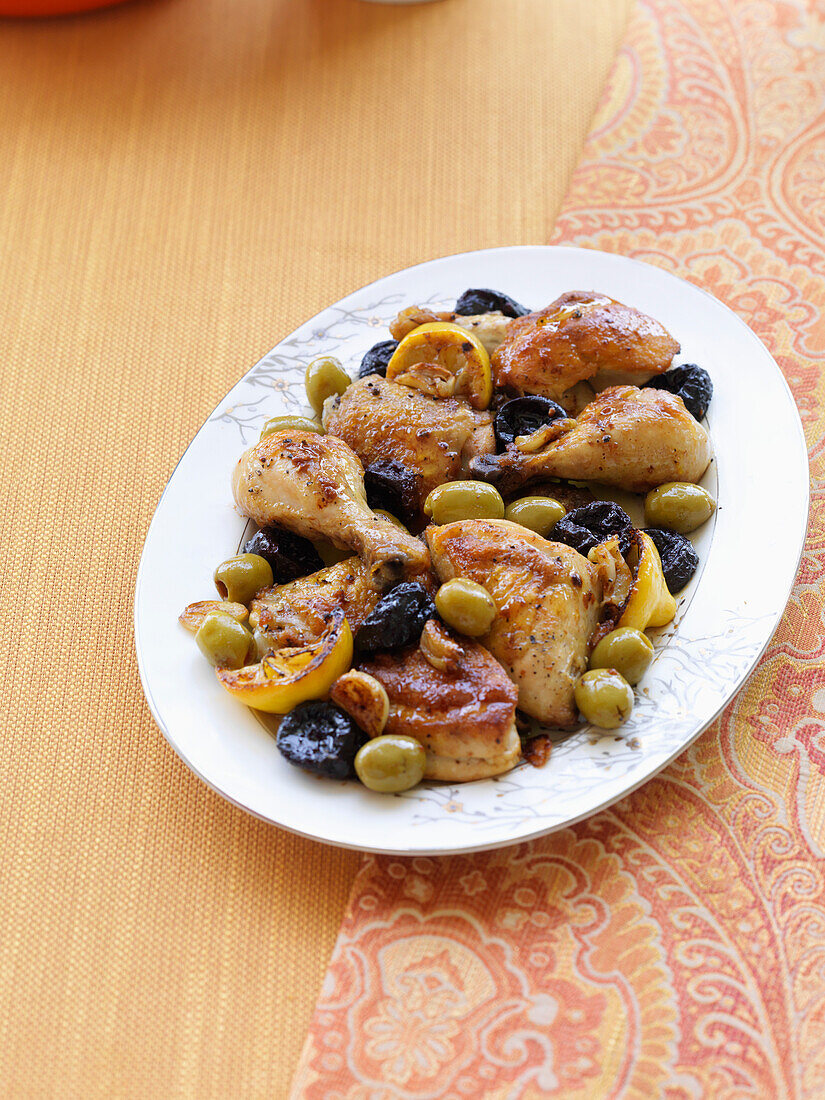 Hähnchen mit Zitronen, Oliven und Pflaumen gebacken