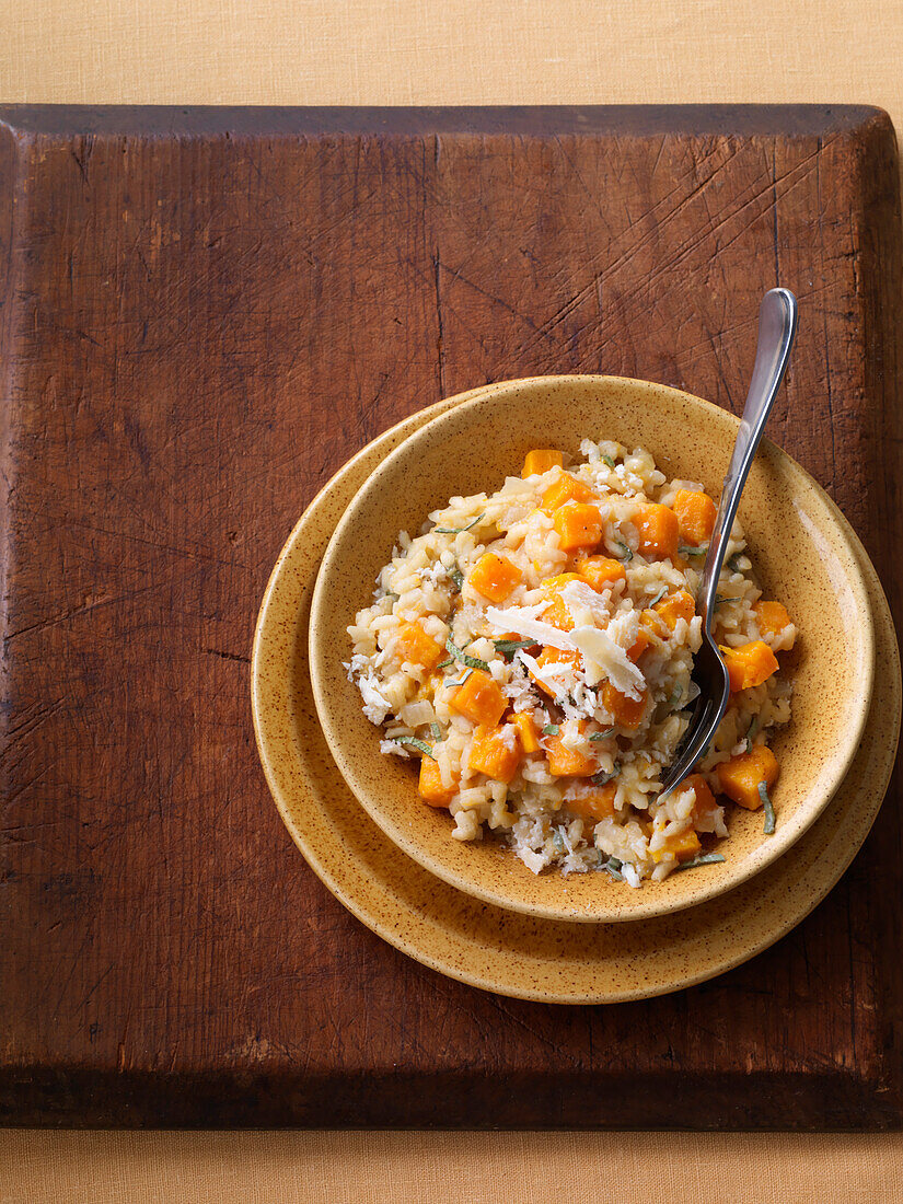 Kürbis-Risotto auf Schneidebrett