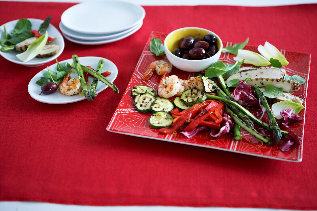 Antipasto mit gegrilltem Gemüse, Shrimps und Oliven