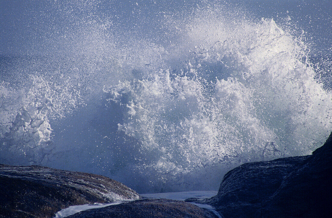 Wellen brechen am Ufer, Atlantischer Ozean, Hondeklipbaai, Kap-Provinz, Südafrika