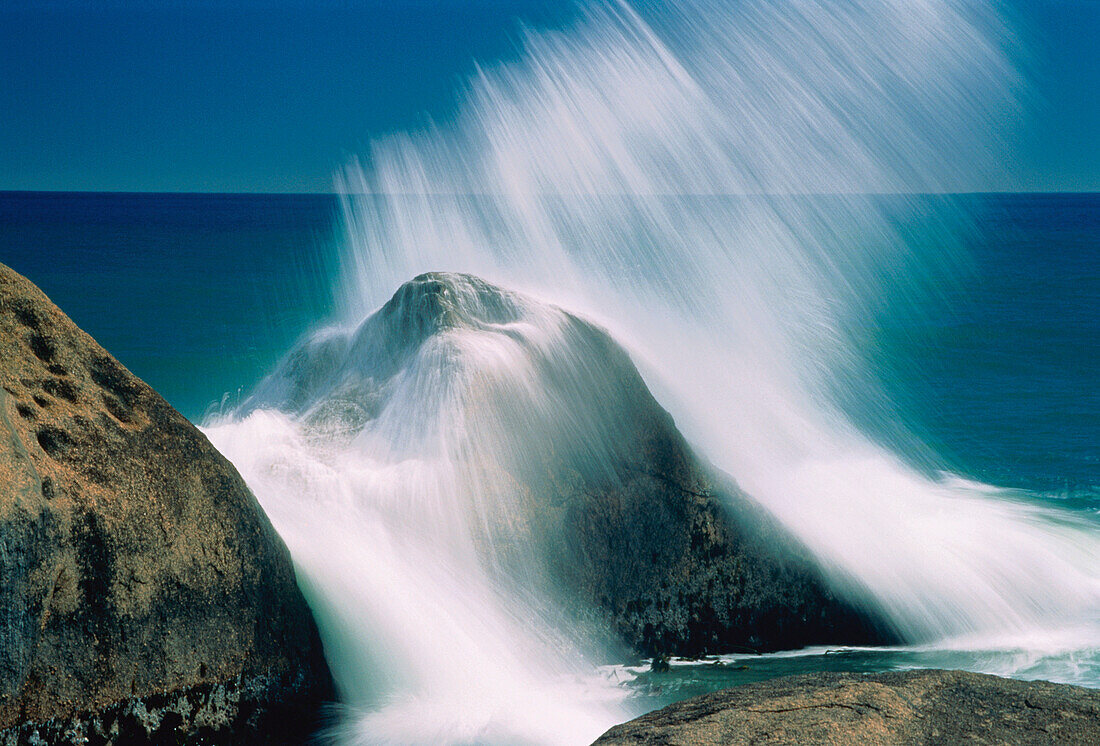 Felsen brechen Wellen Atlantik Nordkap, Südafrika