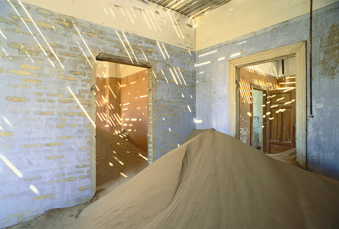 Sand in verlassenem Gebäude, Geisterstadt Kolmanskop, Namibia