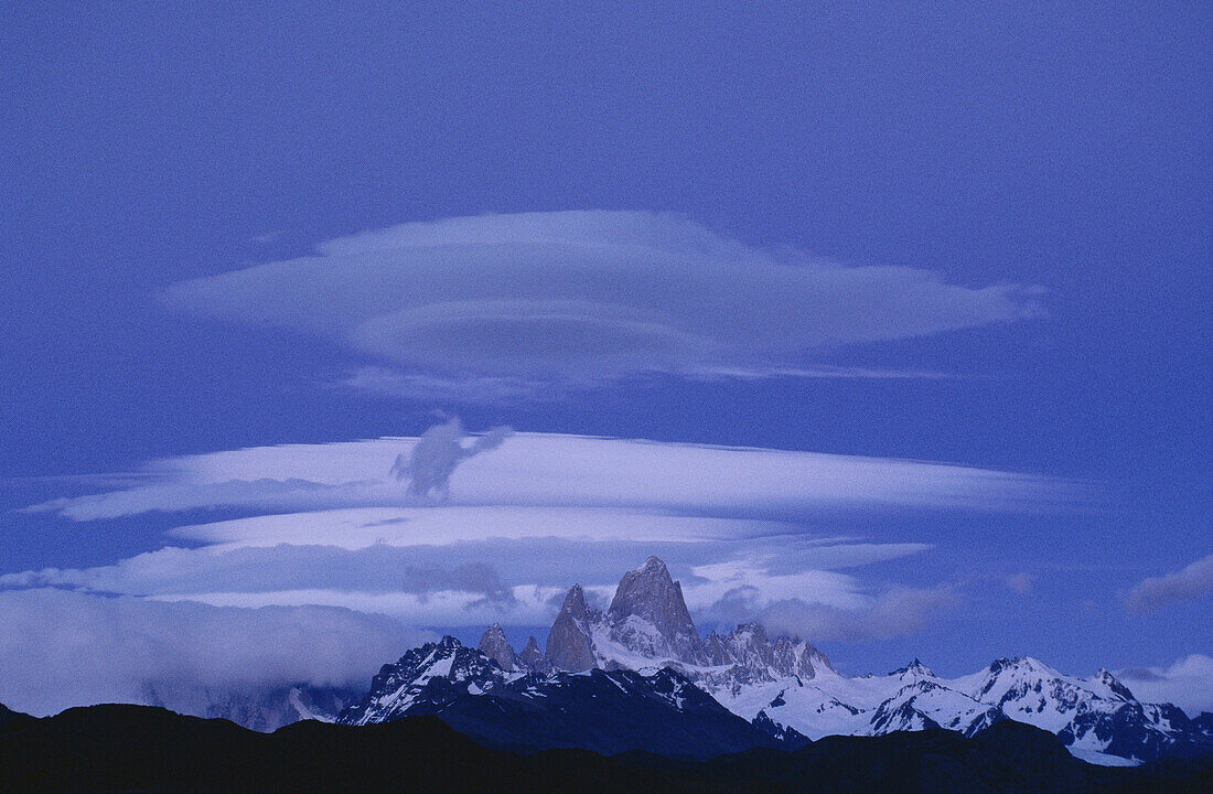 Mt. Fitz Roy in der Morgendämmerung, Los Glaciares National Park, Santa Cruz, Argentinien
