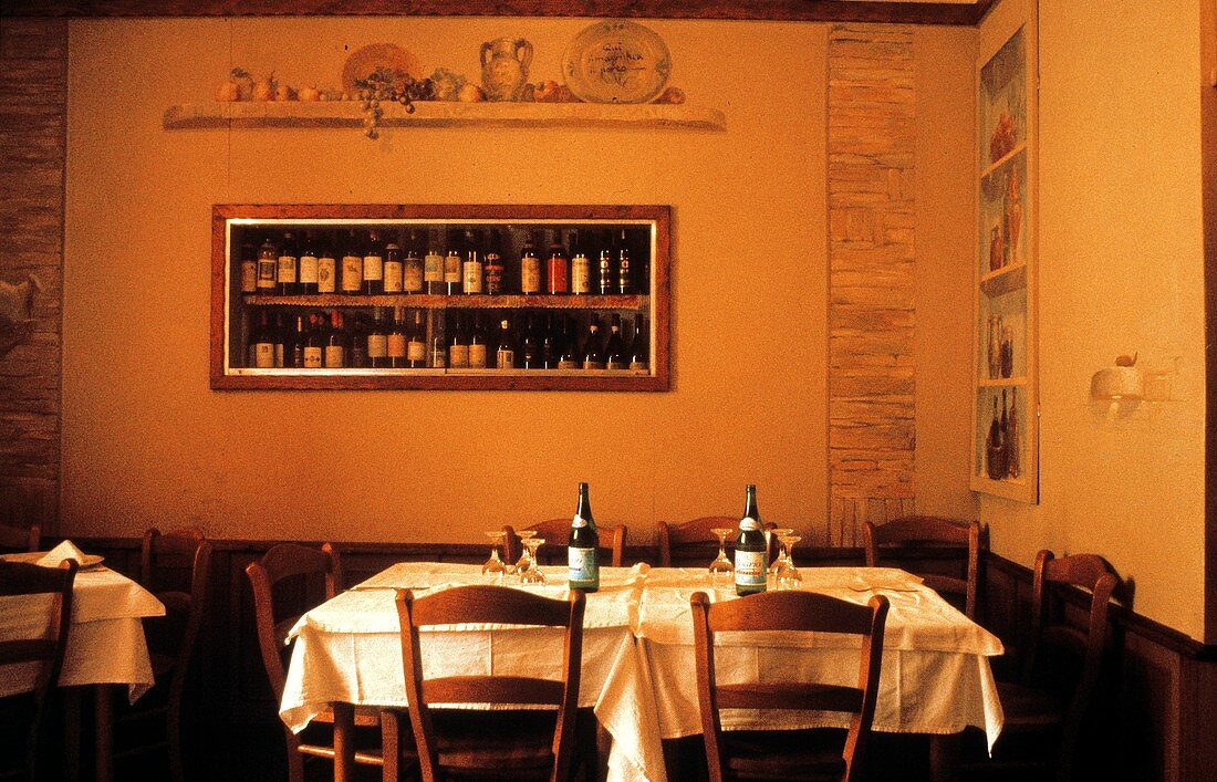 Blick auf einen Tisch in einem sizilianischen Restaurant