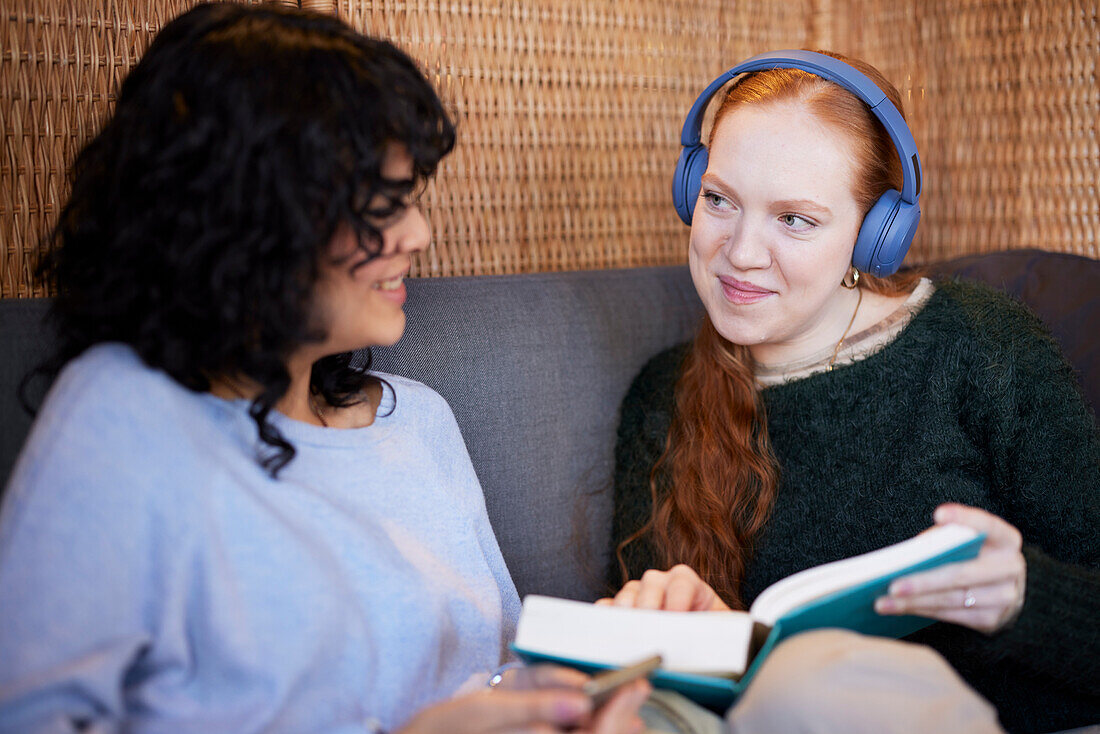 Junge Frauen beim Lesen und Studieren im Cafe