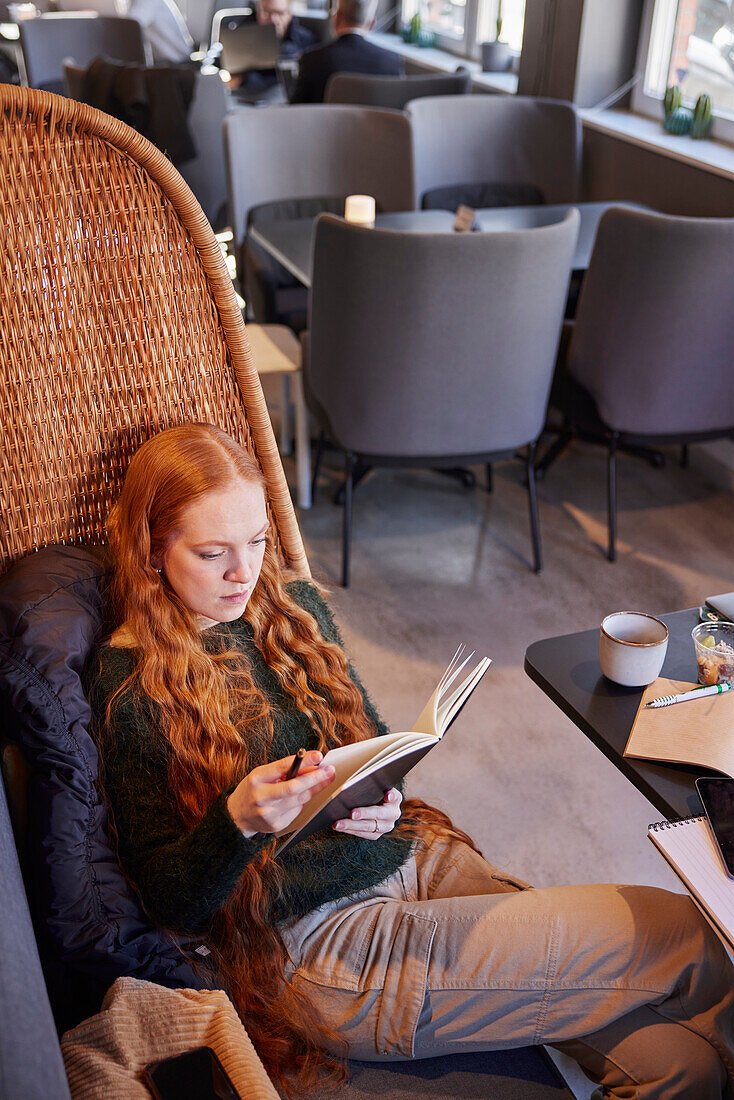 Junge Frau beim Lernen im Cafe