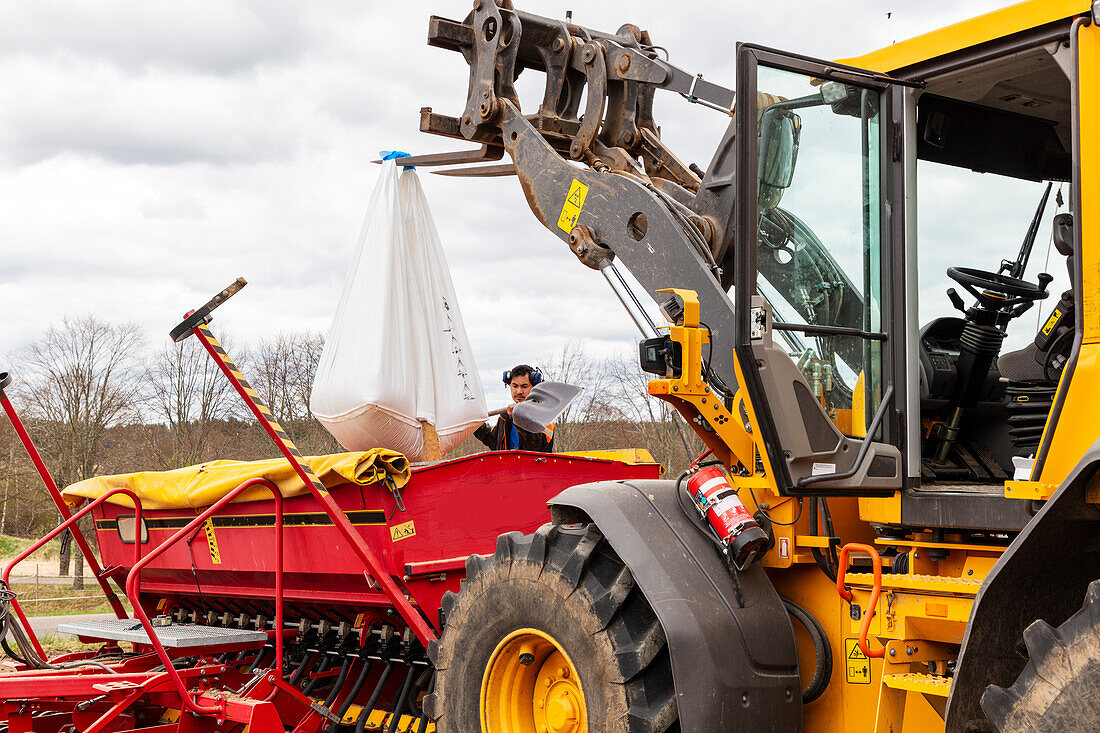 Landmaschine arbeitet im Feld