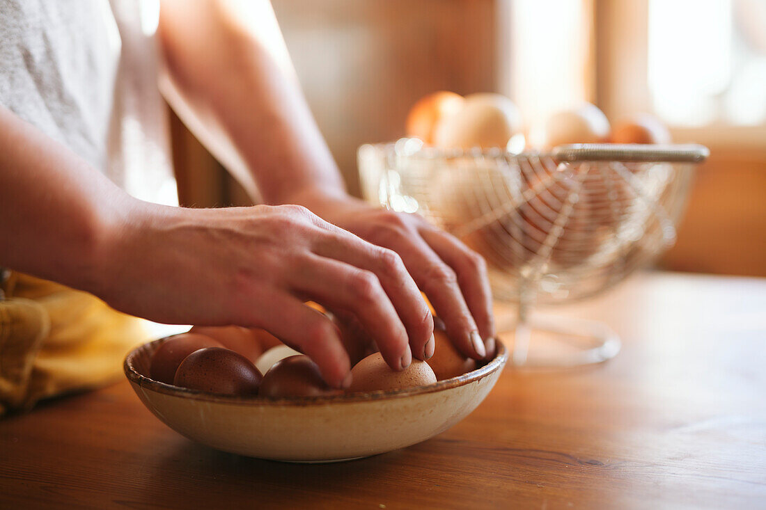 Frauenhände halten Eier beim Backen