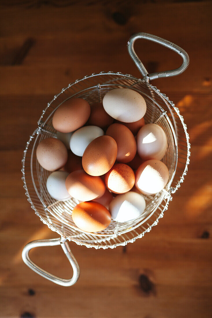 Hochformatige Ansicht von Eiern in einem Drahtkorb