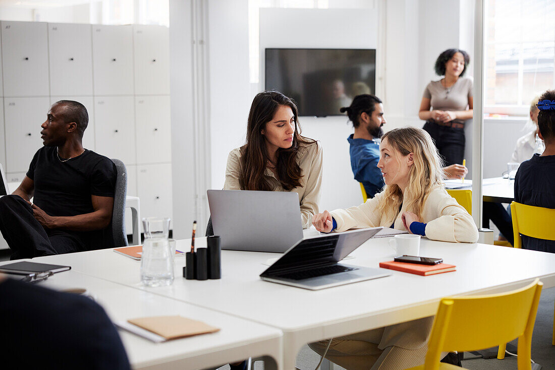 Gruppe von Geschäftsleuten bespricht Projekt im Büro