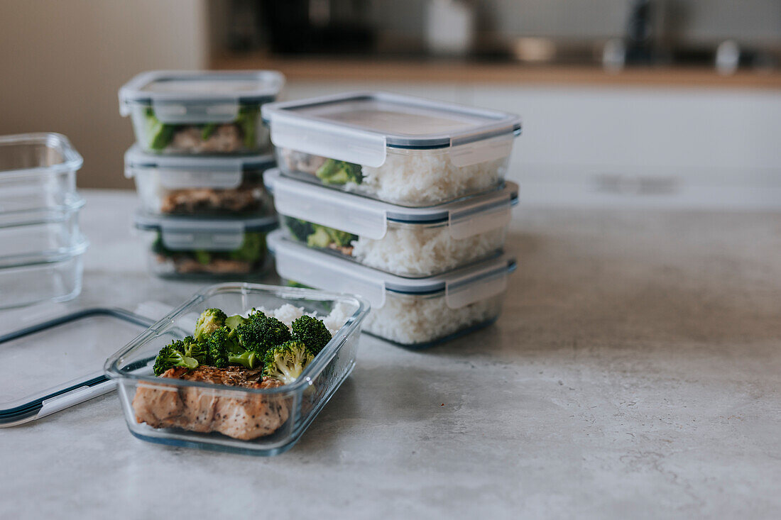 Stapel von Boxen mit gesunden Lunchpaketen als Teil der Essensvorbereitung