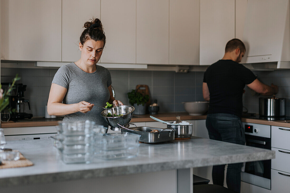 Couple doing healthy meal prep at home