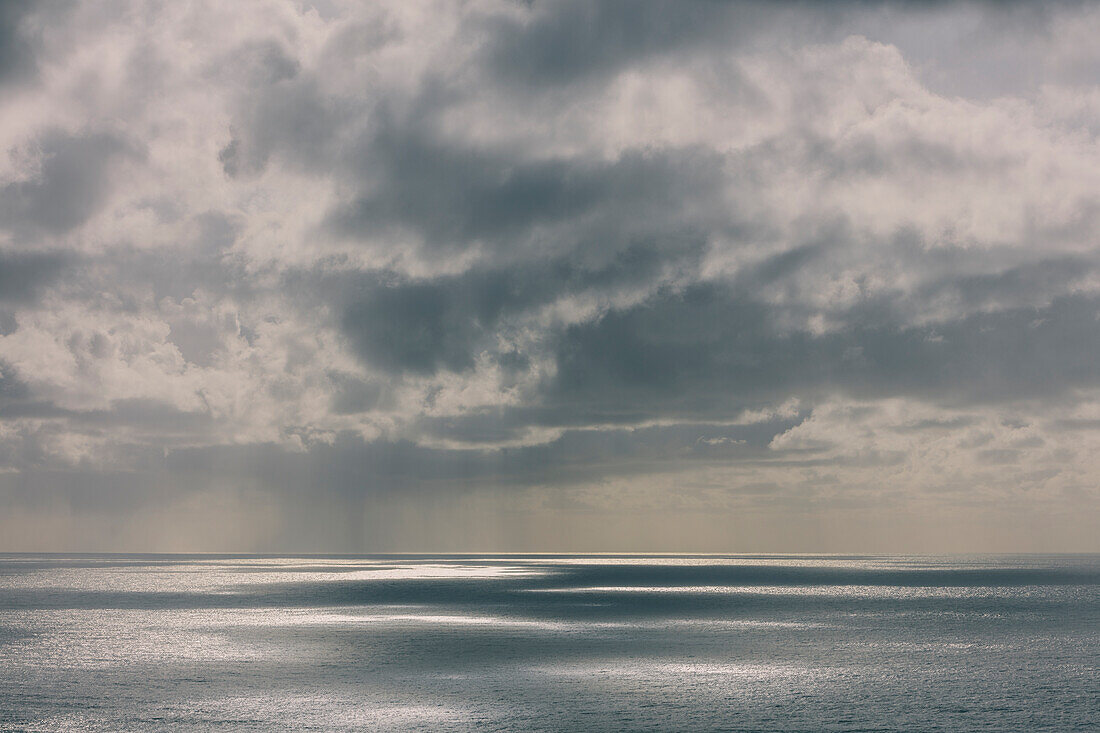 Sturmwolken über dem Pazifischen Ozean in der Abenddämmerung