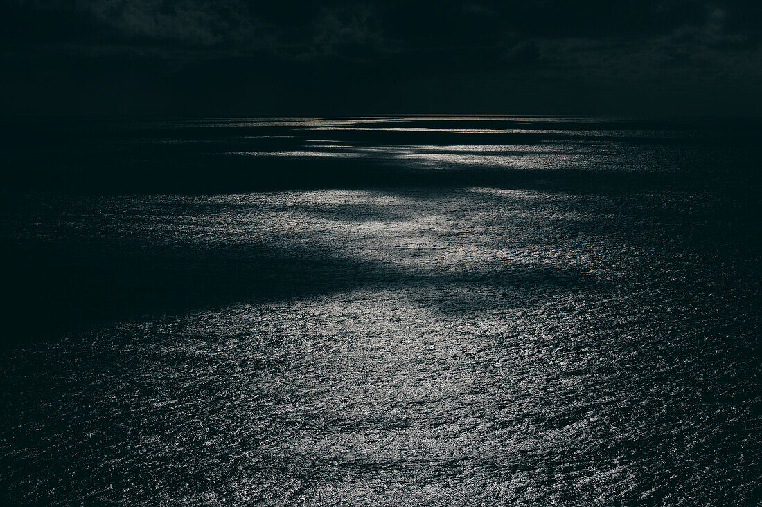 Sturmwolken über dem weiten Pazifischen Ozean in der Abenddämmerung