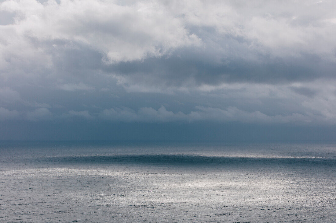 Sturmwolken über dem Pazifischen Ozean in der Abenddämmerung
