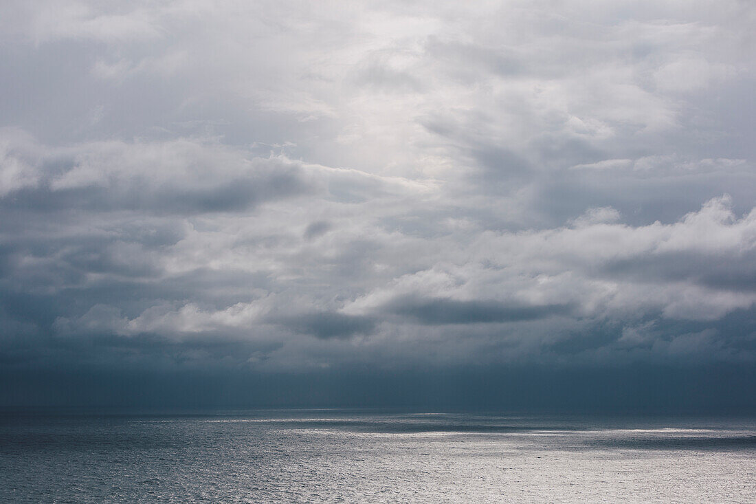 Gewitterwolken über dem Pazifischen Ozean in der Abenddämmerung