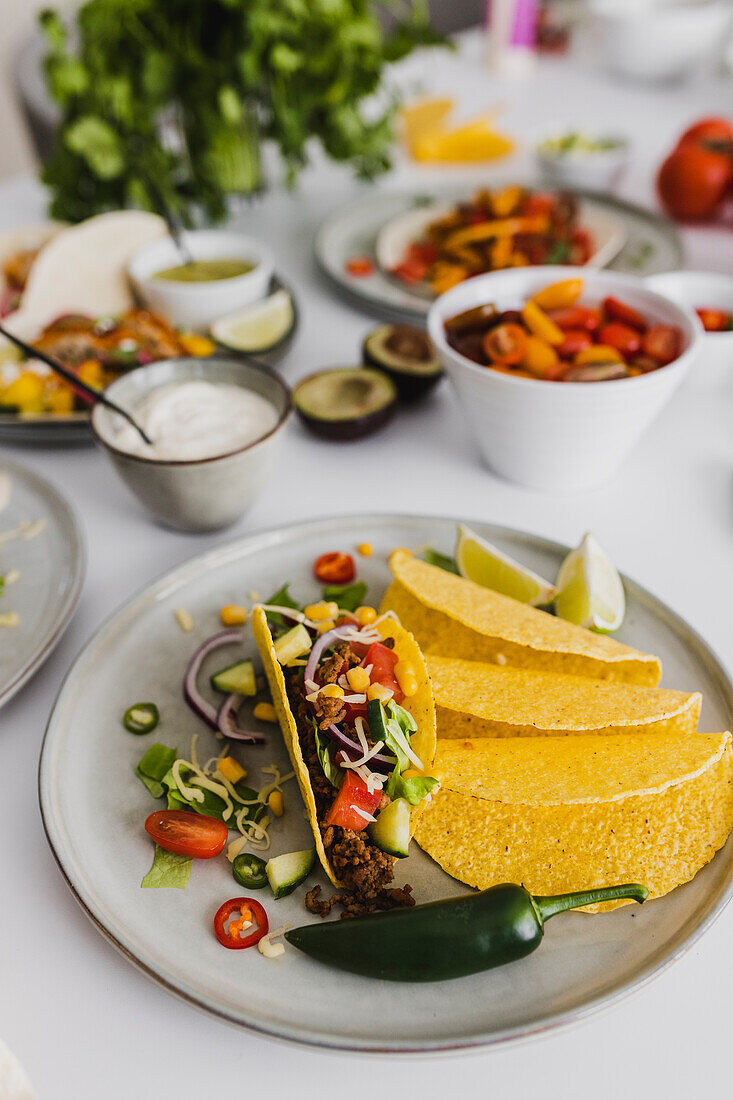 Gesundes Festmahl mit verschiedenen mexikanischen Lebensmitteln