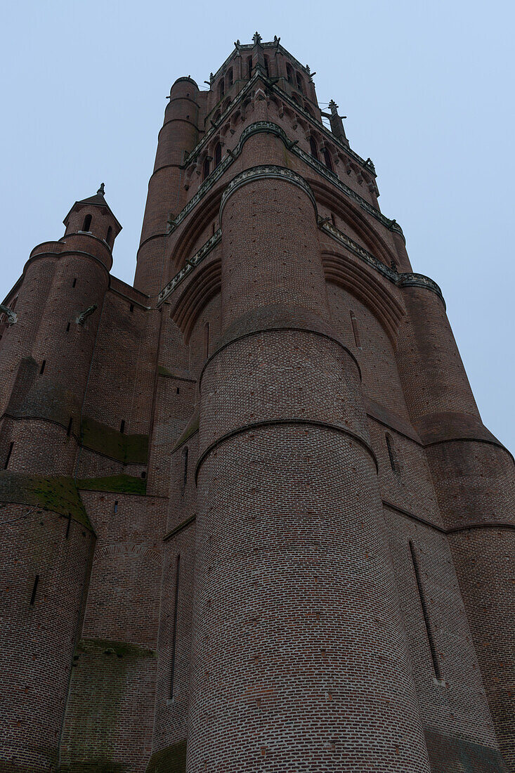 Die Basilika St. Cäcilia, eine Kathedrale im Stil der französischen Gotik aus dem 13. Jahrhundert, Blick auf die hohen Türme aus geringer Höhe.