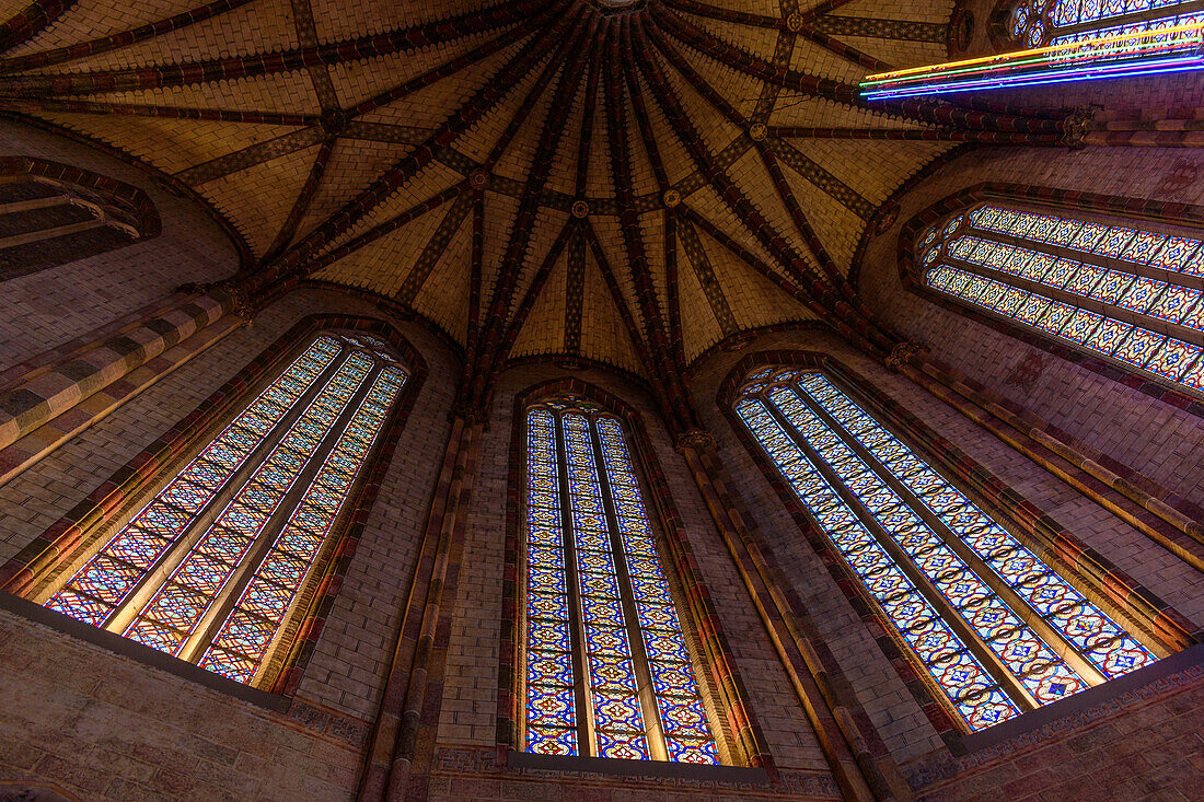 Die Kirche der Jakobiner, eine Kirche aus dem 13. Jahrhundert, das Innere, Glasfenster und Blick zur Decke, die Palmenmuster des Daches.