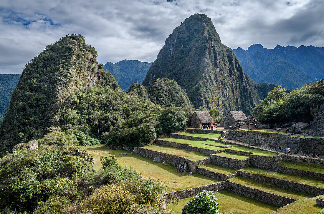 Der Weg nach Machu Picchu, der Hochgebirgshauptstadt des Inka-Stammes, einer Zitadellenanlage aus dem 15. Jahrhundert, Gebäude und Blick auf die Hochebene und die Anden.