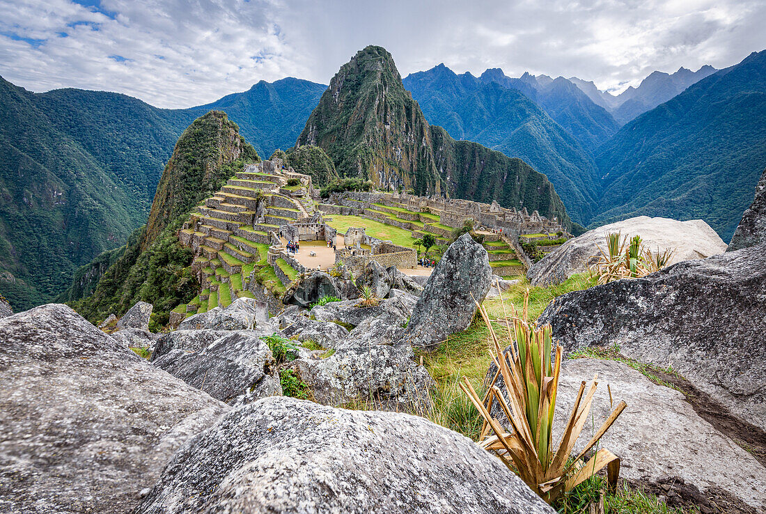 Der Weg nach Machu Picchu, der Hochgebirgshauptstadt des Inka-Stammes, einer Zitadellenanlage aus dem 15. Jahrhundert, Gebäude und Blick auf die Hochebene und die Anden.