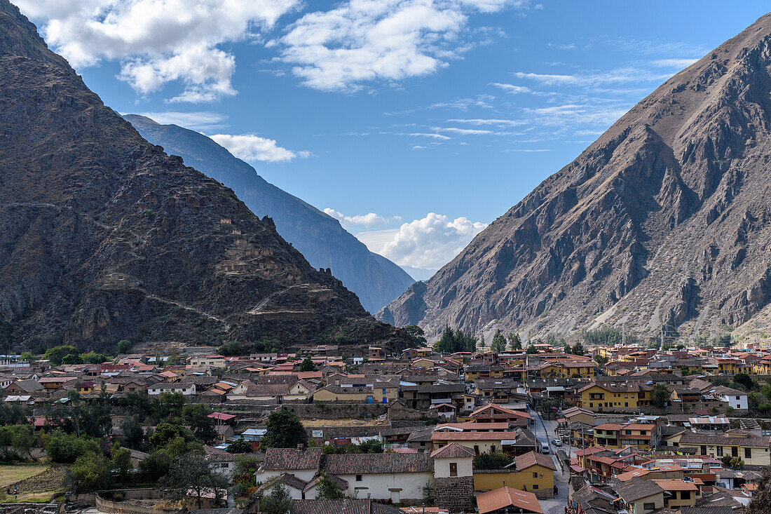 Ollantaytambo, eine kleine Stadt in den Bergen, Zickzackwege und Terrassen am Berghang und Häuser der Stadt.