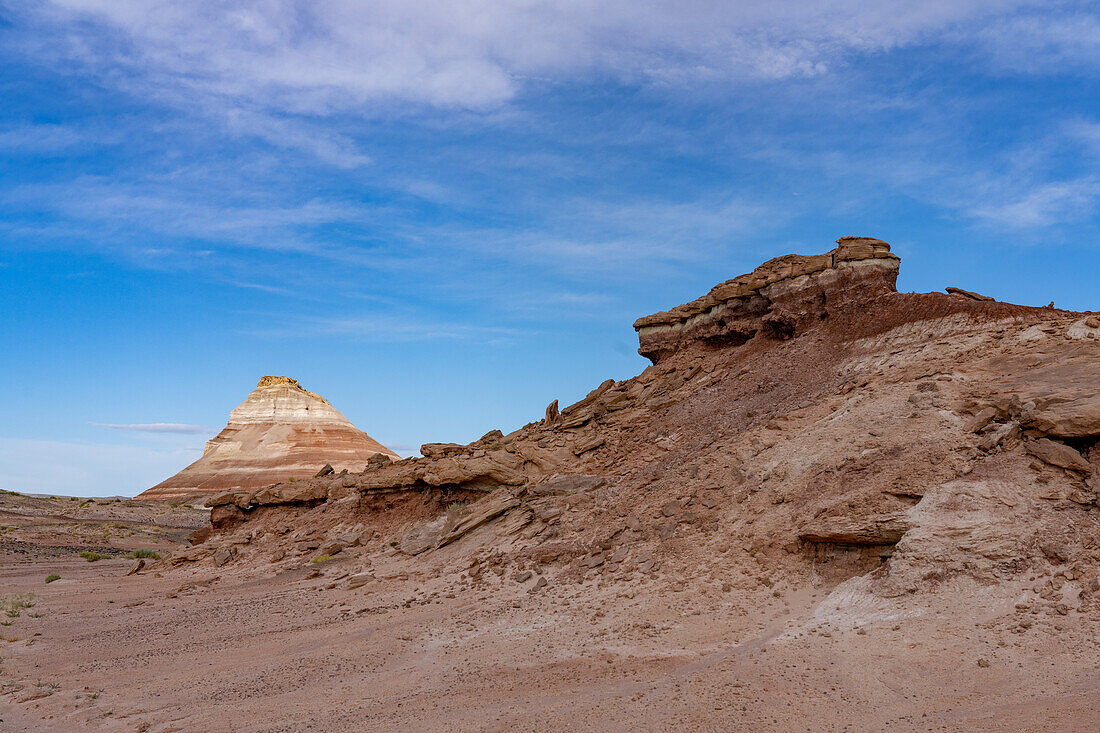 Erodierte Formationen in den bunten Bentonit-Tonhügeln der Morrison-Formation in der Caineville-Wüste bei Hanksville, Utah.