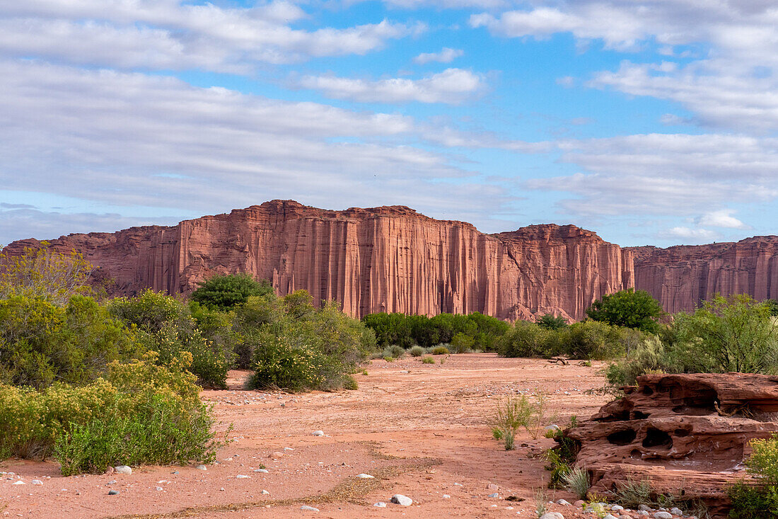 Die Mauer, ein geologisches Merkmal aus erodiertem Sandstein der Talampaya-Formation im Talampaya-Nationalpark, Argentinien.