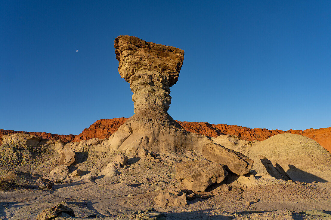 Mond über dem Hongo oder Pilz, einer erodierten geologischen Formation im Ischigualasto Provincial Park, San Juan, Argentinien.