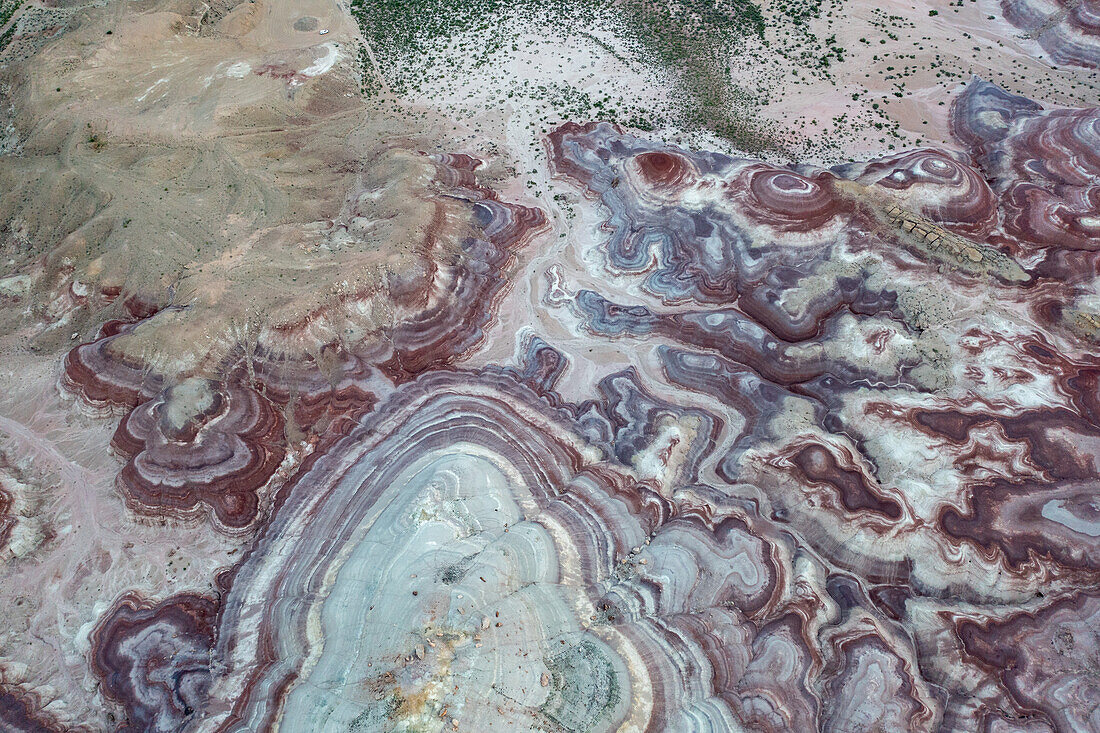 Luftaufnahme der farbenfrohen Bentonite Hills, nahe Hanksville, Utah.