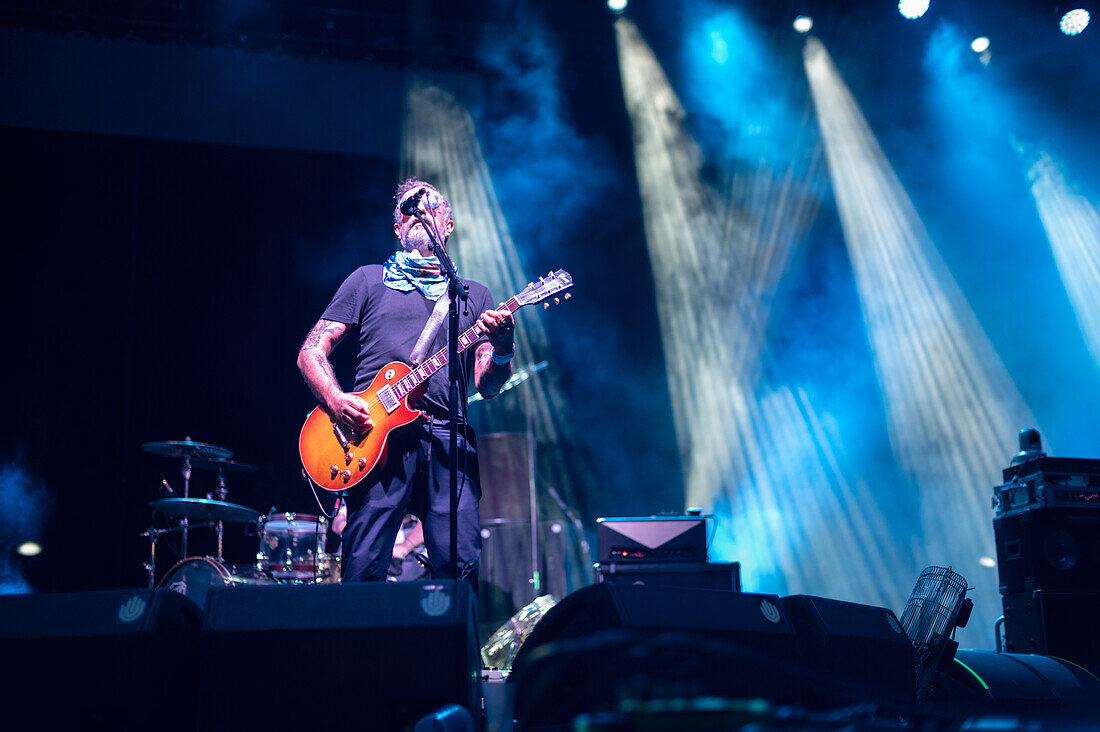 Die mexikanische Band Molotov spielt live beim Vive Latino 2022 Festival in Zaragoza, Spanien