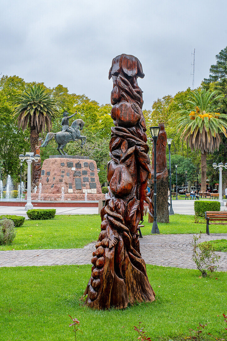 Eine Skulptur aus Weinreben, die aus einem abgestorbenen Baumstamm auf der Plaza San Martin in San Rafael, Argentinien, geschnitzt wurde.