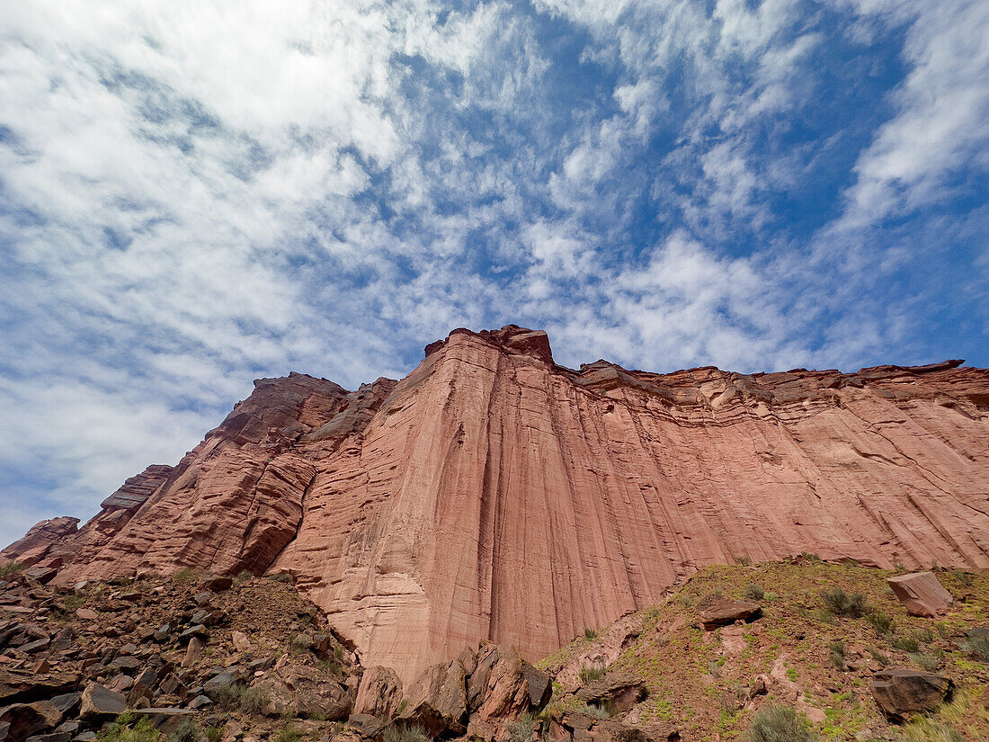 Rote Sandsteinklippen der Talampaya-Formation an der Mündung der Talampaya-Schlucht im Talampaya-Nationalpark, Argentinien.