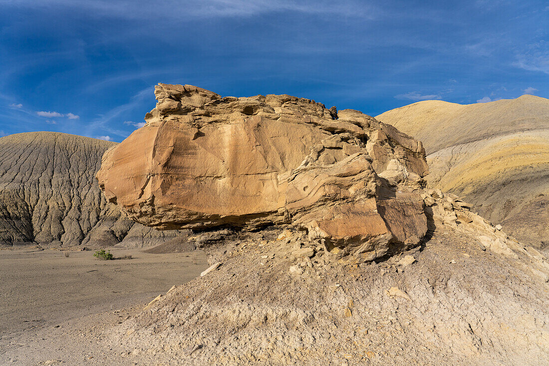 Bunte Mancos Shale Formationen mit erodierten Sandsteinblöcken im Blue Valley. Caineville-Wüste in der Nähe von Hanksville, Utah.