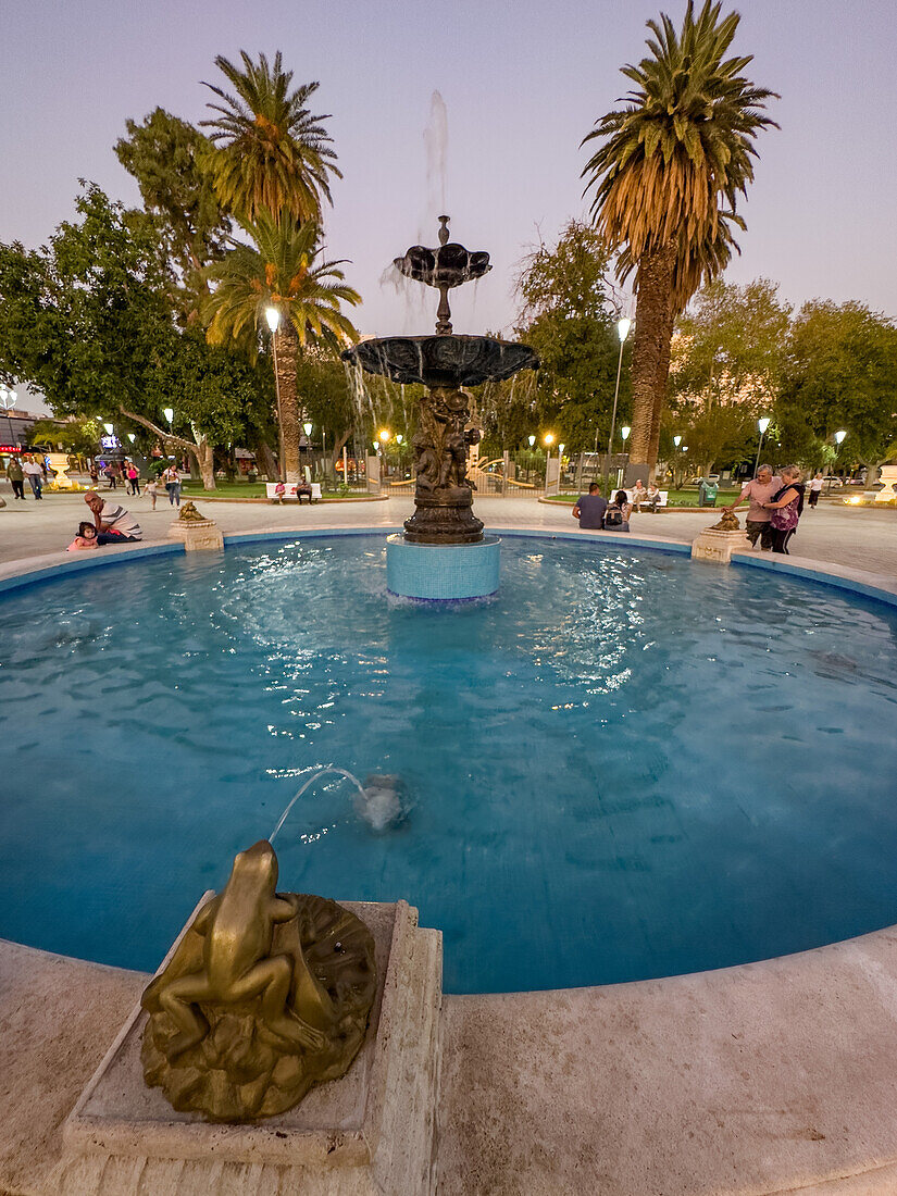 Ein Springbrunnen auf dem Plaza 25 de Mayo oder Hauptplatz in San Juan, Argentinien.