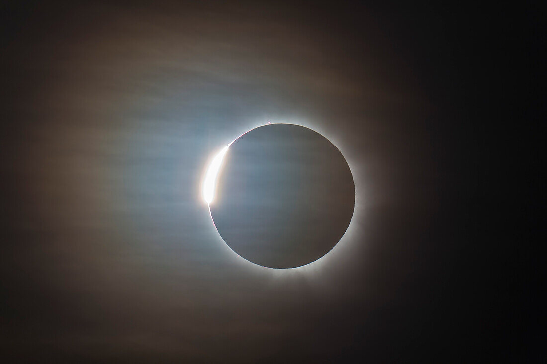 Der zweite Diamantring während der totalen Sonnenfinsternis, 14. November 2012, von einem Standort in der Nähe von Lakeland Downs, Queensland, Australien. Aufgenommen durch das Astro-Physics 105mm Traveler f/5.8 Refraktorfernrohr, nachgeführt auf der AP 400 Montierung, und mit der Canon 60Da. 1/400stel Sekunde bei ISO 100.