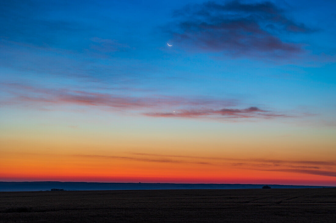 The thin waning crescent Moon above Venus in the dawn sky on August 25, 2022, in a landscape oriented version.