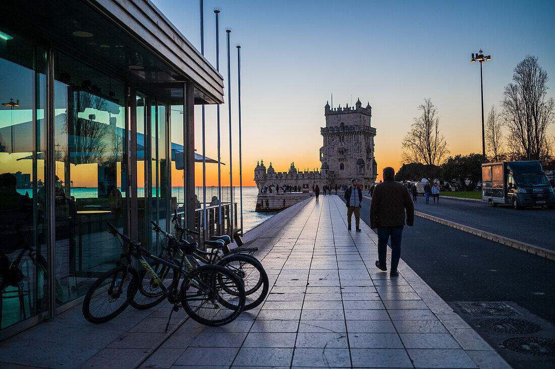 Turm von Belem und Promenade bei Sonnenuntergang, Lissabon, Portugal