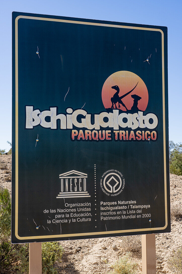 Das Eingangsschild des Ischigualasto Provincial Park in der Provinz San Juan, Argentinien.