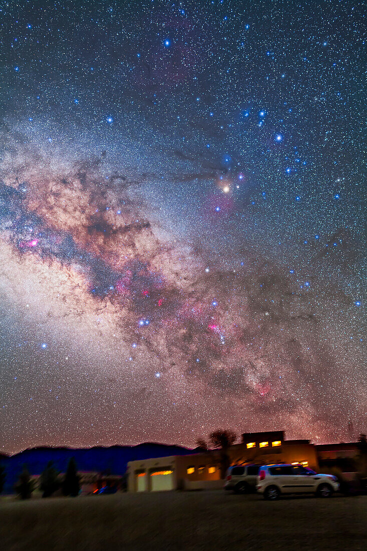 Skorpion am Himmel vor der Morgendämmerung, 15. März 2013, vom Painted Pony Resort, New Mexico. Dies ist ein Stapel von 5 x 3-Minuten-Belichtungen bei f/2.8 mit dem 35-mm-Objektiv und der Canon 5D MkII bei ISO 1600, mit dem Boden von einem Bild, plus einem Stapel von 2 Belichtungen durch den Kenko-Softon-Filter für das Sternenglühen.