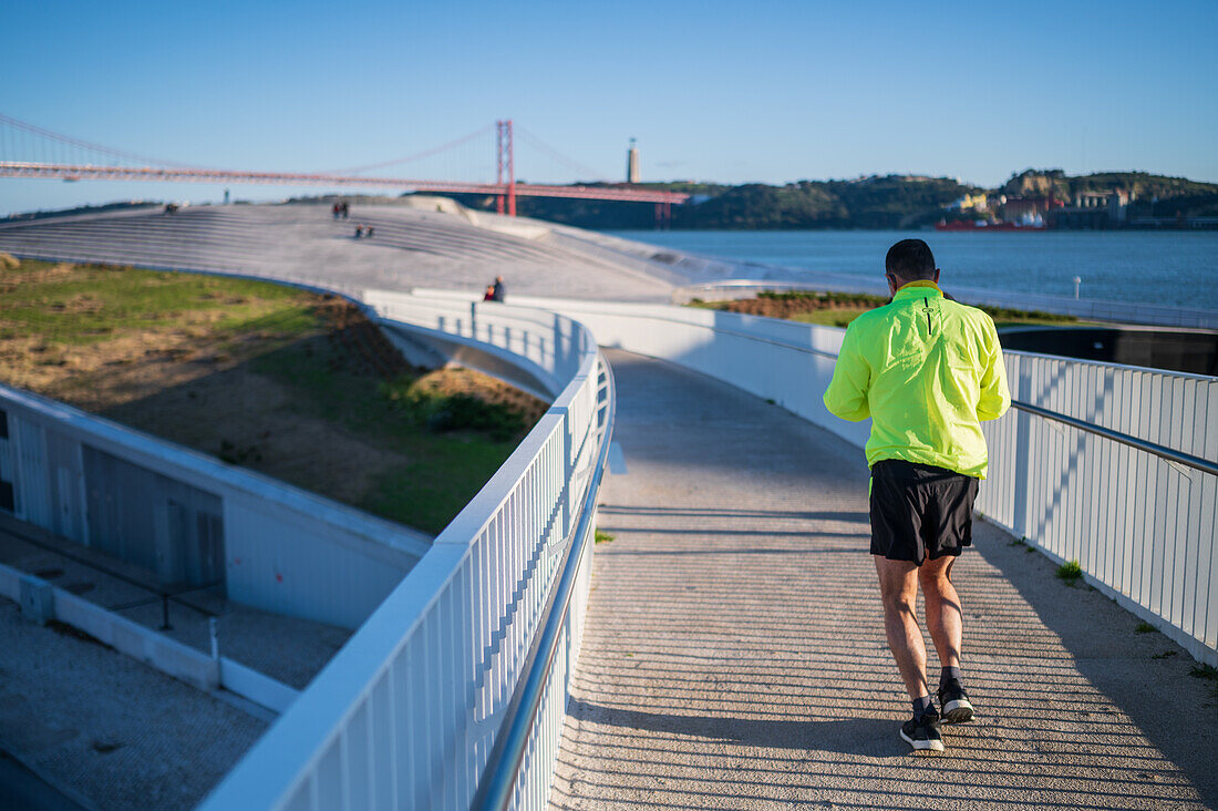 Läufer auf der Brücke zur MAAT-Promenade (Museum für Kunst, Architektur und Technologie), Belem, Lissabon, Portugal