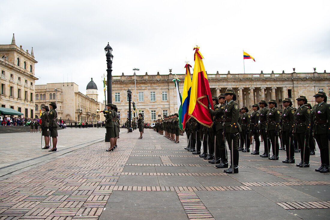 Kolumbianische Polizistinnen erweisen der Brigadegeneralin der kolumbianischen Polizei, Sandra Patricia Hernandez, bei der Übernahme des Kommandos in Bogota, Kolumbien, am 30. Juni 2023, die Ehre.