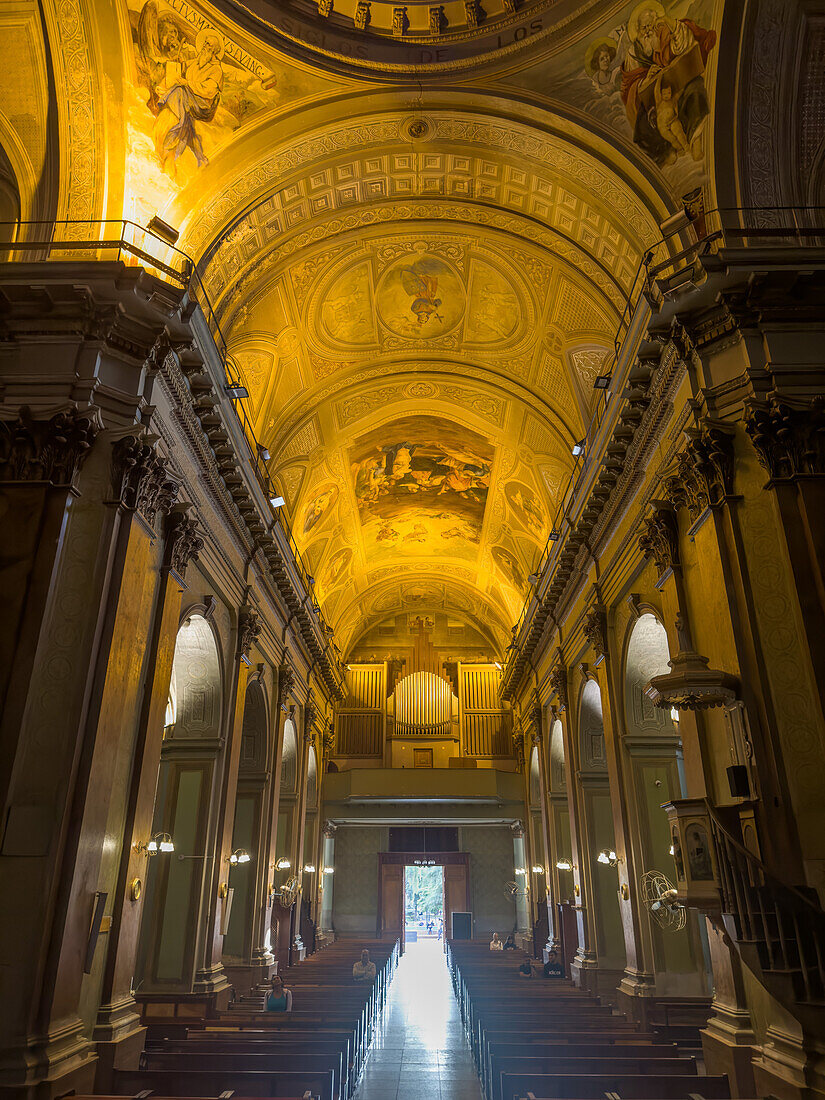 Das Kirchenschiff und die bemalte Decke der kunstvollen Kathedrale der Unbefleckten Empfängnis in San Luis, Argentinien.