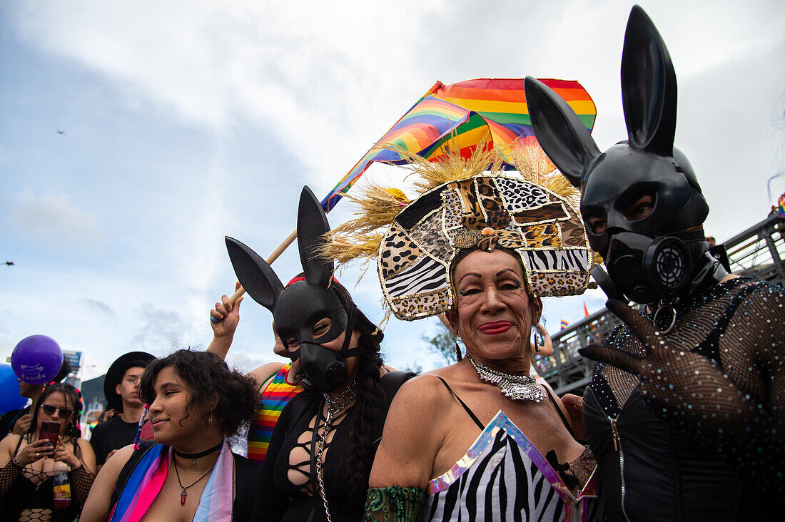 Menschen nehmen an der internationalen Pride-Parade in Bogota, Kolumbien, am 2. Juli 2023 teil.