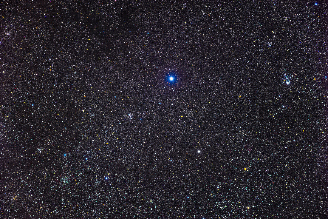 Eine Rahmung einiger der wichtigsten offenen Sternhaufen in der östlichen Kassiopeia, darunter: NGC 663 unten links und NGC 457 oben rechts. NGC 457 ist auch als Eulen- oder ET-Haufen bekannt. Über NGC 457 befindet sich der kleinere NGC 436 und über NGC 663 der kleinere NGC 654. Rechts von NGC 663 befindet sich NGC 659. Zwischen NGC 663 und dem hellen blauen Stern Ruchbah befindet sich Messier 103. Der vergilbte Sternhaufen in der äußersten linken unteren Ecke ist Be 6.