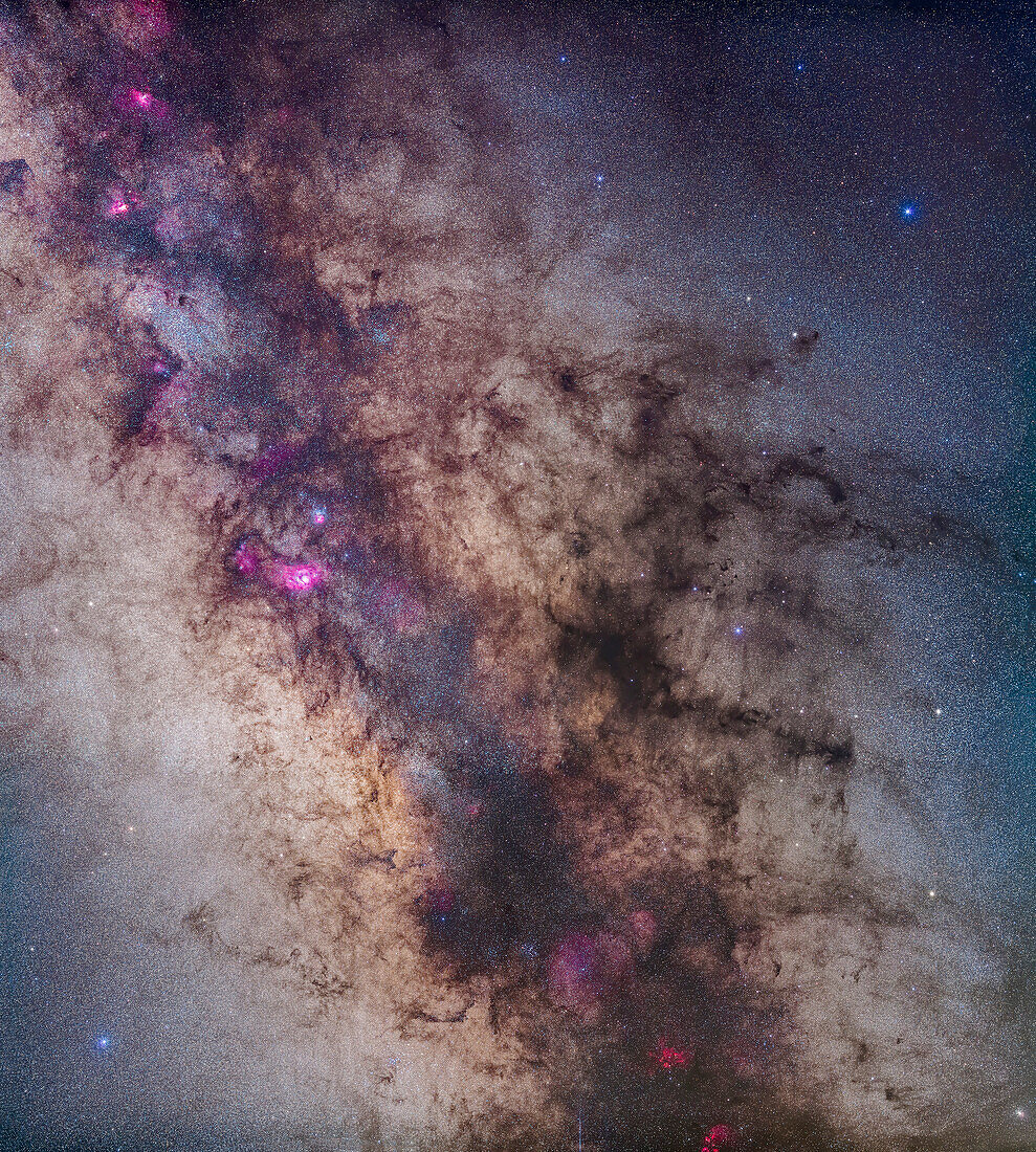Ein Mosaik der Region um das Zentrum der Milchstraße in Sagittarius und Scorpius. Das Feld umfasst die Milchstraße vom Katzenpfotennebel am unteren Rand bis zum Adlernebel oben links. Dazwischen liegen von oben nach unten der Schwanennebel (M17), die Kleine Schütze-Sternwolke (M24), der Trifid- und der Lagunennebel (M20 und M8) sowie die offenen Sternhaufen M6 und M7. Der auffällige Dunkelnebel rechts ist der große Pfeifennebel (B78), darüber der kleine Schlangennebel (B72). Der gesamte Komplex ist mit bloßem Auge als das Dunkle Pferd sichtbar.